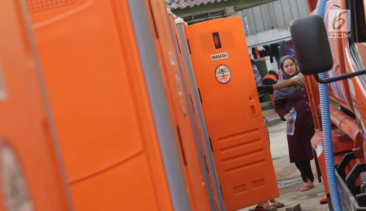 Salah satu pencari suaka mengantri masuk toilet di halaman gedung bekas Markas Kodim di kawasan Kalideres, Jakarta, Selasa (16/7/2019). Rata-rata para pencari suaka tersebut berasal dari Afghanistan, Pakistan, Somalia, Sudan, Iraq, dan Iran. (Liputan6.com/Helmi Fithriansyah