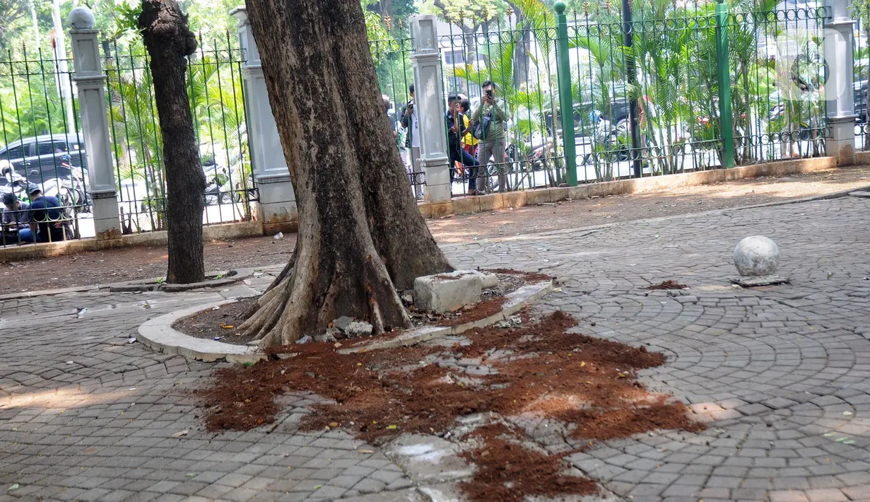 Suasana lokasi kejadian ledakan di kawasan Monumen Nasional, Jakarta, Selasa (3/12/2019).  Ledakan tersebut diduga berasal dari granat asap dan mengakibatkan dua orang anggota TNI terluka, korban langsung dievakuasi ke RSPAD Gatot Subroto Jakarta. (Liputan6.com/Helmi Fithriansyah)