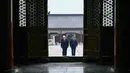 Presiden Tiongkok, Xi Jinping (kanan) dan Presiden Amerika Serikat (AS), Donald Trump saat mengunjungi Temple of Heaven, Beijing, Kamis 14 Mei 2026. (Brendan Smialowski/Pool Photo via AP)