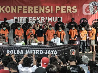 Kapolda Metro Jaya Irjen Pol Nana Sudjana (kedua kanan) menyampaikan keterangan saat konferensi pers kasus pembunuhan pengusaha pelayaran Sugianto (51) di Mapolda Metro Jaya, Jakarta, Senin (24/8/2020). Polisi membekuk 12 tersangka dalam kasus pembunuhan berencana ini. (merdeka.com/Iqbal S. Nugroho)