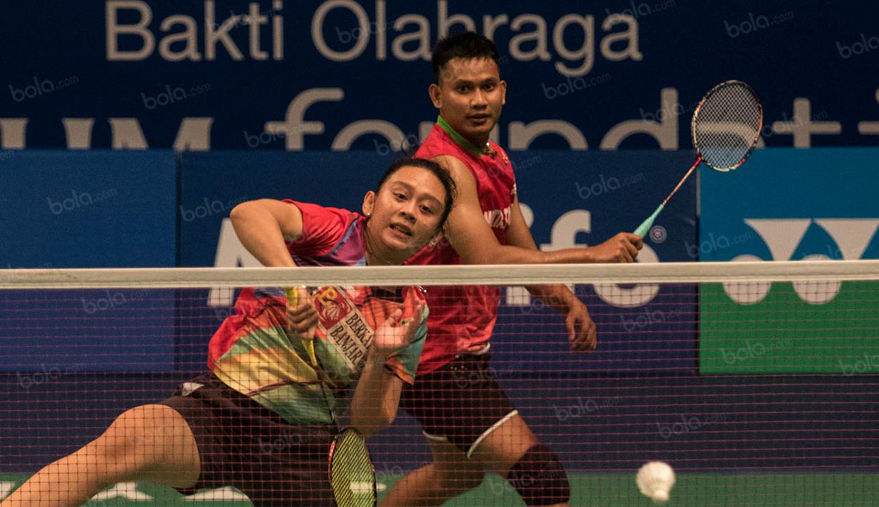Ganda campuran Indonesia, Didit Juang dan Keshya Hanadia kalah 21-19, 10-21 dan 11-21 dari ganda campuran India, Manu Attri dan Ashwini Ponnappa, pada kualifikasi BCA Indonesia Open 2016. (Bola.com/Vitalis Yogi Trisna)