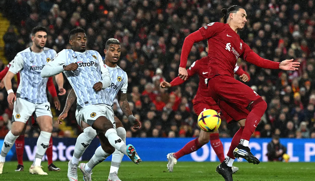Pemain Liverpool, Darwin Nunez mencetak gol kedua timnya ke gawang Wolverhampton pada laga lanjutan Liga Inggris 2022/2023 yang berlangsung di Anfield, Liverpool, Kamis (02/03/2023) WIB. Liverpool menang dengan skor 2-0. (AFP/Paul Ellis)