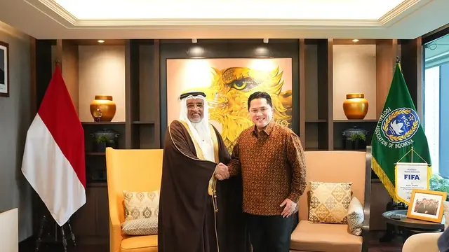 Duta Besar Bahrain untuk Indonesia, Ahmed Abdulla Alharmasi Alhajeri mengunjungi Ketua Umum PSSI, Erick Thohir jelang laga Timnas Indonesia vs Bahrain. (Instagram @erickthohir)