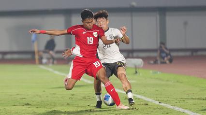 Pemain Timnas Indonesia U-17, Sean Rahman berduel dengan pemain China U-17, Kuang Zholei dalam pertandingan uji coba internasional di Indomilk Arena, Tangerang, pada Rabu (11/2/2026) malam WIB. (Bola.com/Abdul Aziz)