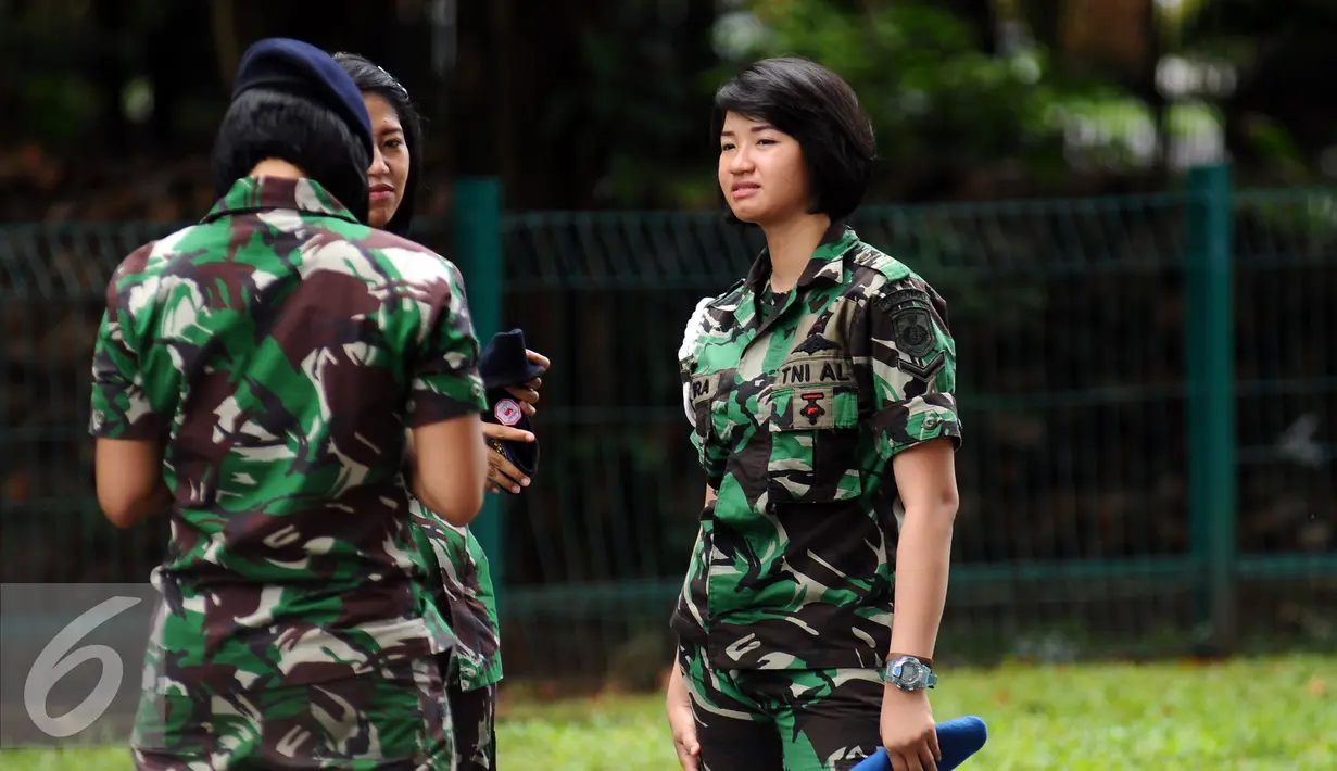 Sejumlah prajurit wanita TNI bersiaga di sekitar kawasan Stadion GBK Jakarta, Minggu (24/1/2016). TNI mengerahkan prajurit wanita untuk memberi rasa aman dan nyaman bagi para suporter perempuan. (Liputan6.com/Helmi Fithriansyah)