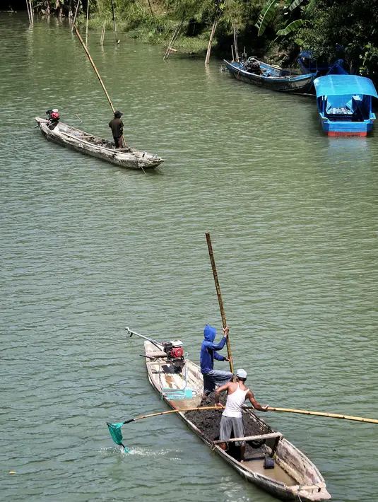 Penambang sedang menggali pasir menggunakan perahu di Sungai Luk Ulo, Kabupaten Kebumen, Jawa Tengah, Sabtu (05/5). Aktivitas menambang pasir secara tradisional telah berjalan belasan tahun. (Liputan6.com/Fery Pradolo)