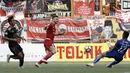 Striker Persija Jakarta, Marko Simic, berusaha membobol kiper Sriwijaya FC, Teja Paku Alam, pada laga Liga 1 di Stadion Wibawa Mukti, Jawa Barat, Sabtu (24/11). Persija menang 3-2 atas Sriwijaya. (Bola.com/Yoppy Renato)