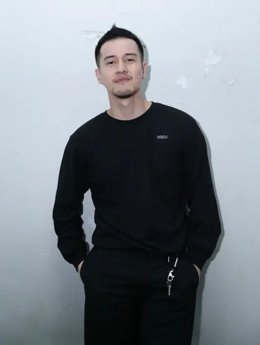 "Teh Melly ngomong kayak yang dia nggak nyangka musik seperti ini bisa dikeluarkan oleh seseorang yang bukan musisi gitu, seorang pemain film dan ya pokoknya baca aja sendiri apa reviewnya teh Melly," ucapnya. (Nurwahyunan/Bintang.com)