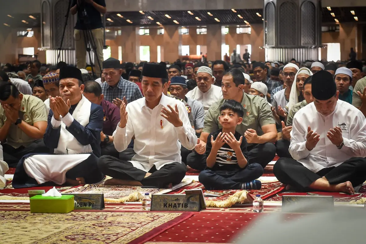 Presiden Joko Widodo atau Jokowi bersama cucu pertamanya, Jan Ethes Srinarendra, melaksanakan salat Jumat berjemaah di Masjid Istiqlal, Jakarta, Jumat (23/6/2023).