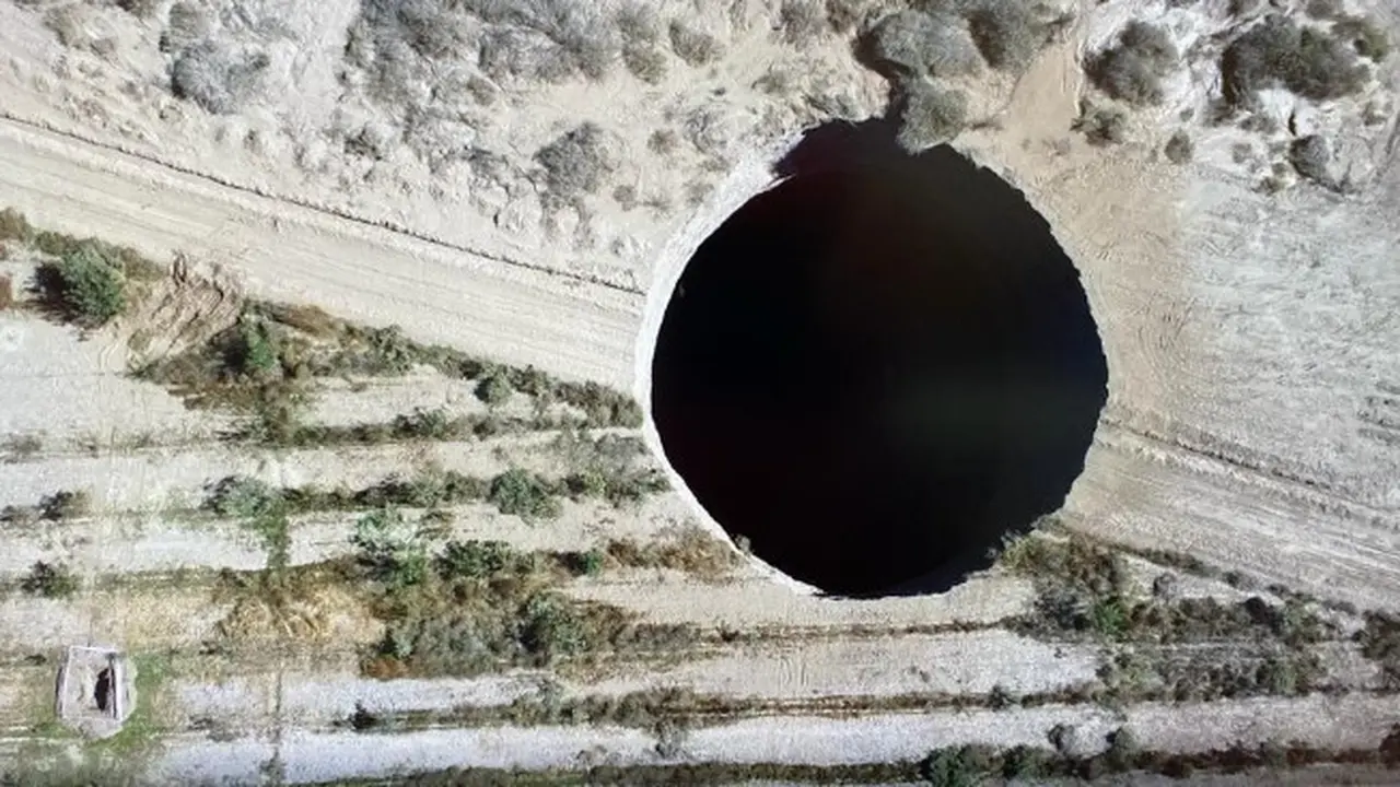 Lubang besar (sinkhole) di Chile.