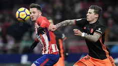 Gelandang Atletico Madrid Saul Niguez berebut bola dengan striker Valencia Santi Mina saat pertandingan Liga Spanyol di stadion Wanda Metropolitano, Madrid (4/2). Atletico Madrid berhasil menang 1-0 atas Valencia. (AFP Photo/Gabriel Bouys)