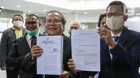 Rizal Ramli dan Refly Harun menyerahkan berkas pengaduan Presidential Threshold di gedung Mahkamah Konstitusi (MK), Jakarta, Jumat (4/9/2020). Rizal Ramli mengajukan judicial review tentang threshold atau ambang batas pemilihan presiden ke MK. (Liputan6.com/Faizal Fanani)