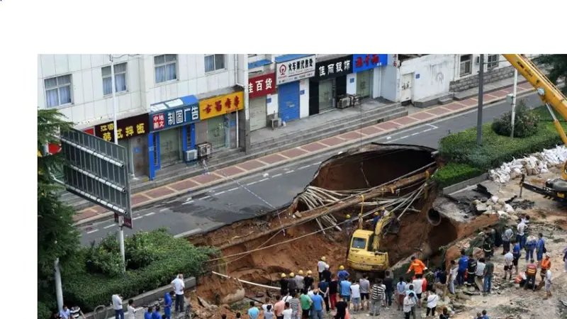 Sinkhole di Zhengzhou, Provinsi Henan, China. (SCMP)