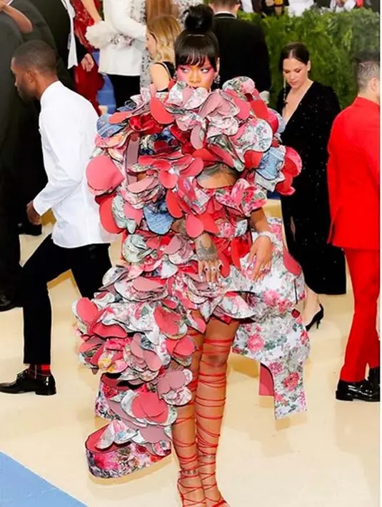 Perusahaan milik keluarga pria yang kini disebut memiliki hubungan spesial dengan Rihanna pun kabarnya memiliki hak distribusi untuk mobil Toyota di Arab Saudi. Dari usaha itu, mereka punmeraih untung milyaran rupiah. (Instagram/badgalriri)