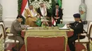 Kapolri Irjen Tito Karnavian (kiri) menandatangani kerjasama dengan pejabat Arab Saudi disaksikan oleh Presiden Jokowi dan Raja Arab Salman bin Abdulaziz Al-Saud di Istana Bogor, Jawa Barat, Rabu (1/3). (Liputan6.com/Angga Yuniar)