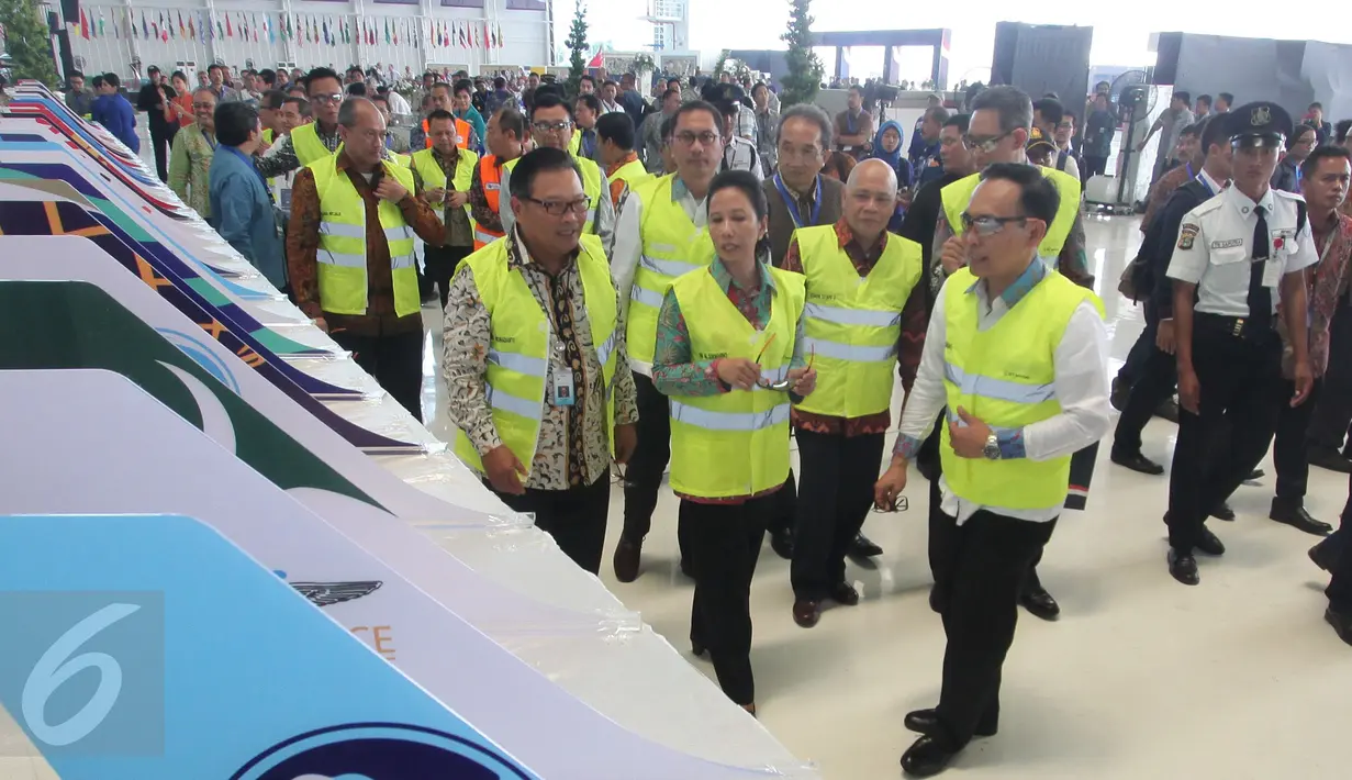 Menteri BUMN Rini Soemarno (tengah) berkeliling usai meresmikan hanggar keempat milik Garuda di area Bandara Soekarno-Hatta, Cengkareng, Tangerang, Senin (28/9). (Liputan6.com/Angga Yuniar)
