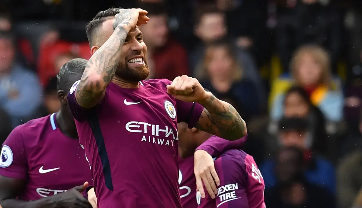 Sundulan pemain Manchester City, Nicolas Otamendi menembus jala Watford pada lanjutan Premier League di Vicarage Road Stadium, Watford (16/9/2017). Manchester City menang 6-0 atas Watford. (AFP/Ben Stansall)