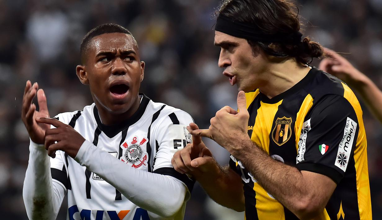 Malcom (kiri) baru saja pindah dari Corinthians ke klub Prancis, Bordeaux. Pemain berusia 18 tahun ini berposisi sebagai striker. (AFP/Nelson Almeida)