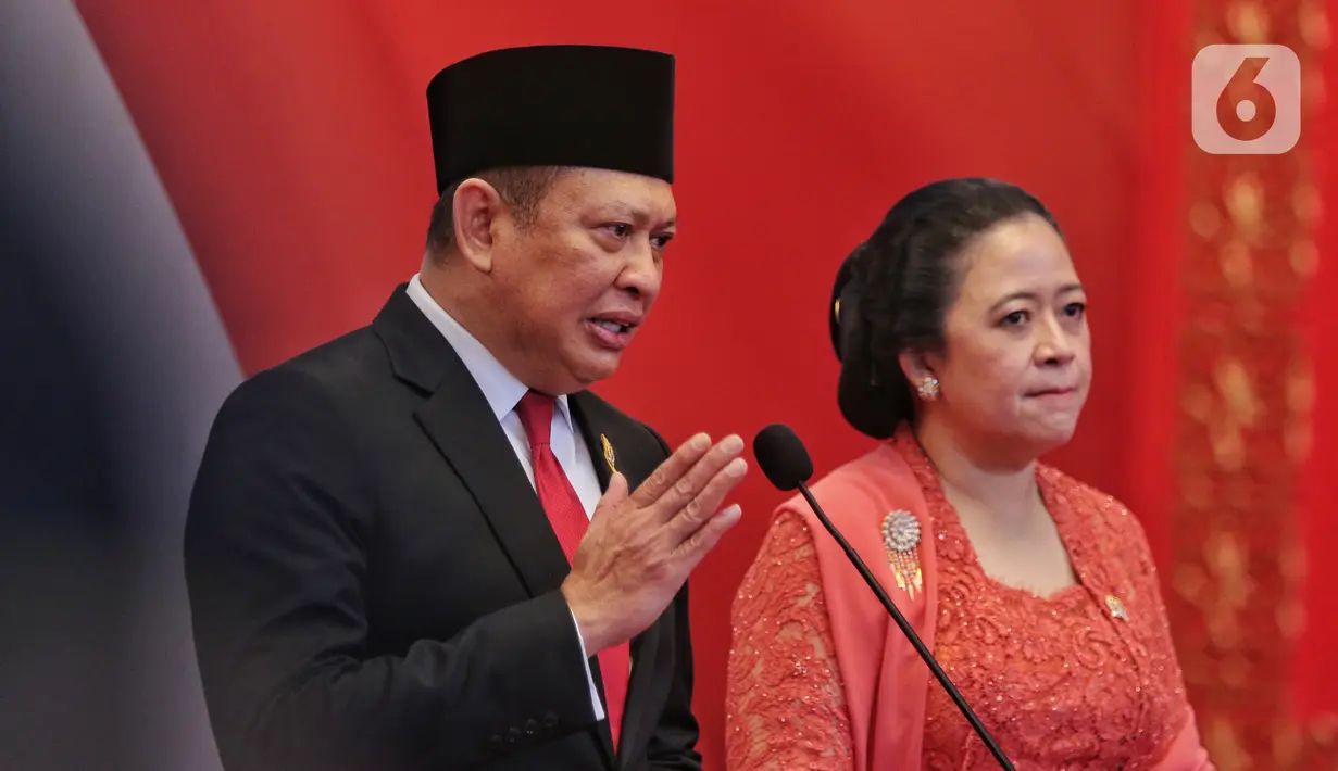 Ketua MPR RI Bambang Soesatyo bersama Ketua DPR RI Puan Maharani memberikan keterangan kepada awak media seusai Pidato Kenegaraan Presiden di Gedung Nusantara, Jakarta, Selasa (16/8/2022). Pidato Presiden Jokowi tersebut disampaikan dalam Sidang Tahunan MPR RI, Sidang Bersama DPR RI dan DPD RI, serta Sidang Paripurna DPR RI tentang Rancangan Anggaran Pendapatan dan Belanja Negara (RAPBN) Tahun 2023. (Liputan6.com/Angga Yuniar)