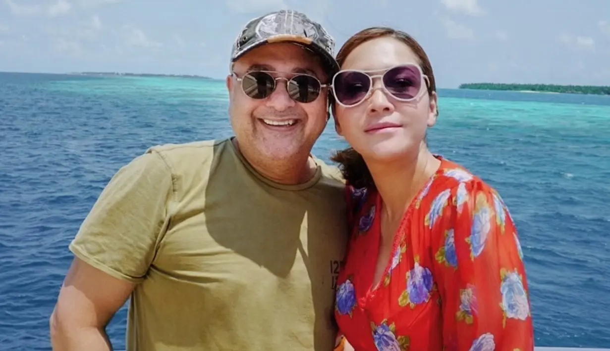 Lagi-lagi, momen romantis mereka tergambar saat berlibur. Keduanya nampak romantis ketika berswafoto di atas kapa;l dengan pemandangan air laut yang biru. (Liputan6.com/IG/maiaestiantyreal)