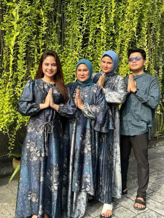 Tissa Biani dengan ibu dan kakaknya tampil kompak mengenakan dress panjang warna navy kehijau dengan printed motif floral. [@tissabiani]
