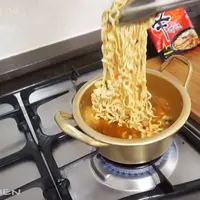 Ilustrasi memasak ramyun. (dok. screenshot YouTube Aaron &amp; Claire's Korea/https://www.youtube.com/watch?v=uzj-Ji5xx7g/Novi Thedora).