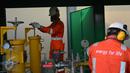Petugas mengecek instalasi pipa metering regulating station PT Perusahaan Gas Negara Tbk di Jakarta, (28/10/2015). PGN berkomitmen meningkatkan daya saing dan menciptakan lingkungan yang bersih di sektor industri nasional.  (Liputan6.com/Angga Yuniar)