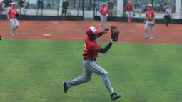 Aksi pemain Indonesia, Erfiyan menangkap bola saat melawan Singapura pada laga Asian Softball Championship di Senayan, Jakarta,Selasa (25/4/2018). Indonesia menang atas Singapura 8-2. (Bola.com/Nick Hanoatubun)