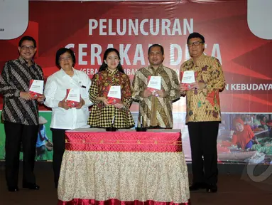 Menko Pembangunan Manusia dan Kebudayaan, Puan Maharani (tengah) bersama empat menteri terkait berfoto usai peluncuran Gerakan Desa di Jakarta, Selasa (7/4/2015). Para menteri tersebut melakukan sinkronisasi pembangunan desa. (Liputan6.com/Helmi Afandi)