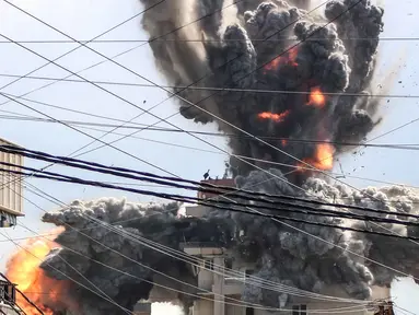 Sebuah bola api membubung dari sebuah bangunan yang terkena serangan udara Israel di daerah Abbasiyeh, pinggiran kota Tyre, Lebanon selatan, pada Rabu 8 April 2026. (Kawnat HAJU/AFP)
