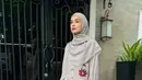 Dress panjang dengan aksen pleats tampak sempurna saat dipadukan dengan hijab segi empat yang salah satu sisinya lebih panjang untuk menutup dada. Gaya ini memberikan kesan feminin dan anggun. [@shireensungkar].