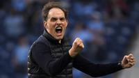 Pelatih Chelsea, Thomas Tuchel, melakukan selebrasi usai Kai Havertz mencetak gol ke gawang Manchester City pada laga final Liga Champions di Stadion Dragao, Minggu (30/5/2021). Chelsea sementara unggul 1-0 di babak pertama. (Pierre Philippe Marcou/Pool via AP)