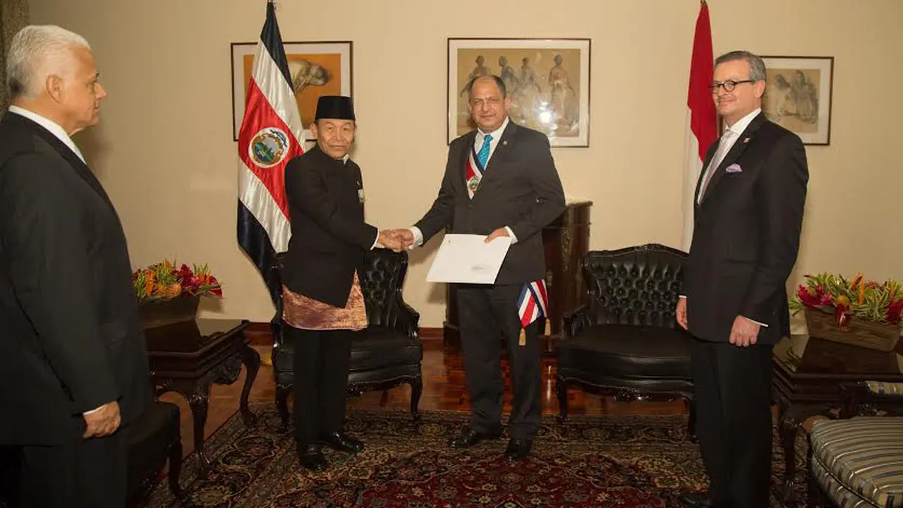 Presiden Kosta Rika Luis Guillermo Solis dan Dubes Budhy Santoso