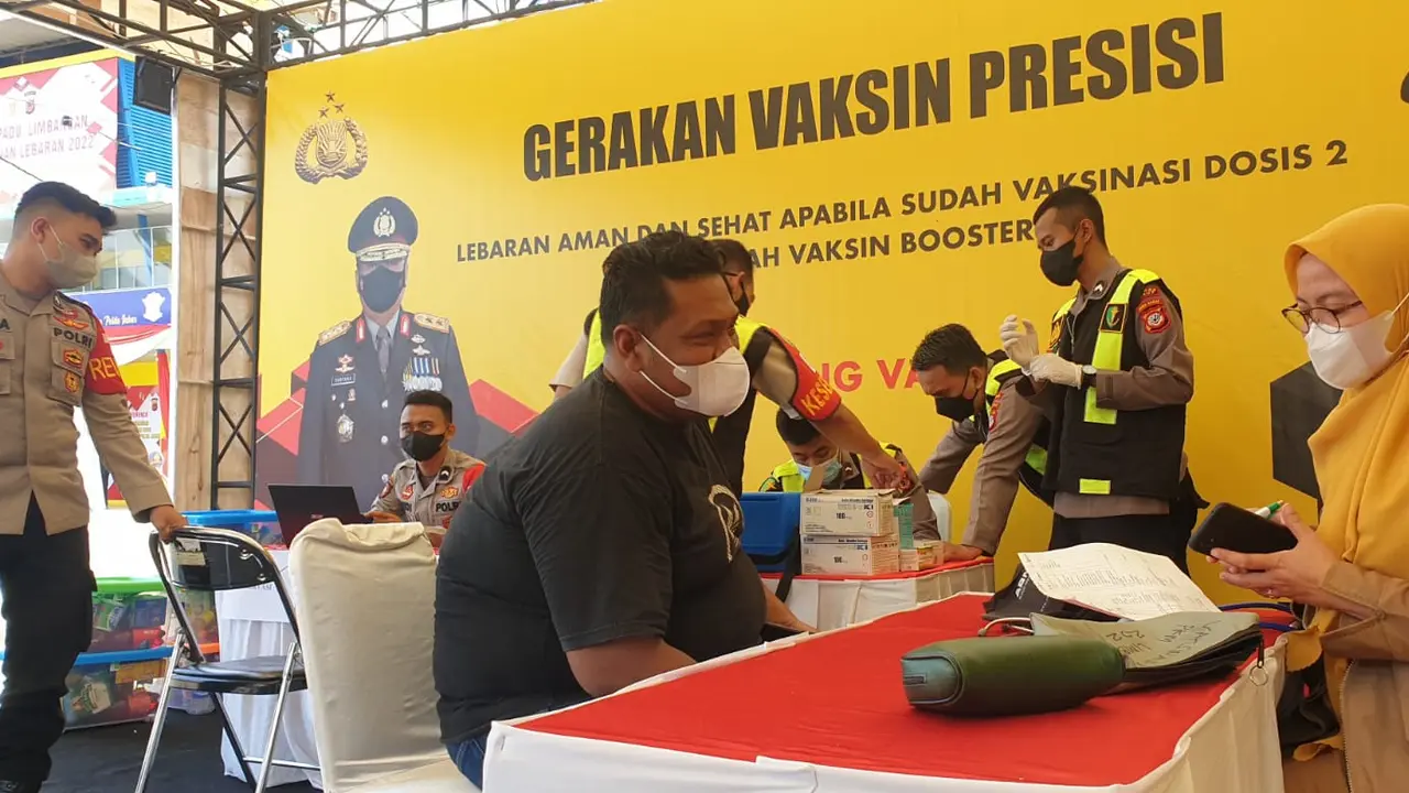 Sejumlah pemudik mulai menggunakan fasilitas gerai vaksinasi Covid-19 untuk melakukan vaksin, di sela-sela momen mudik lebaran 2022 di pos terpadu Limbangan, Garut. (Liputan6.com/Jayadi Supriadin)