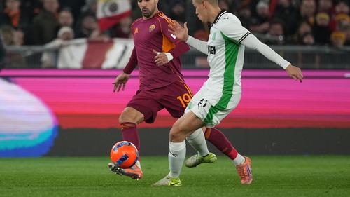Zeki Celik dicegay Jay Idzes di laga AS Roma vs Sassuolo di pekan ke-20 Liga Italia 2025/2026 di Olimpico, Roma, Minggu (11/01/2026).