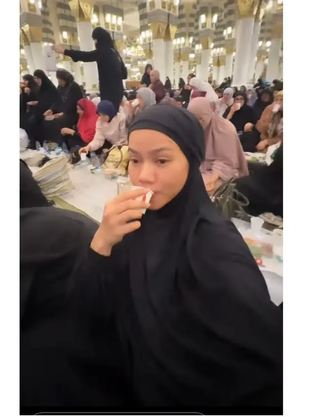 8 Potret Yura Yunita Jalani Umroh di Ramadhan 2024, Tampil Bercadar
