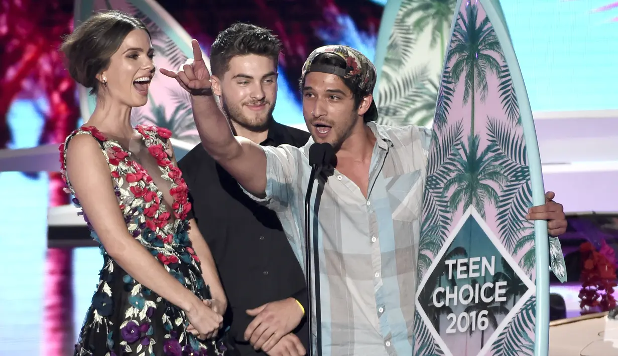 Shelley Hennig, Cody Christian dan Tyler Posey menyabet peghargaan Choice Summer TV Actress. Dalam acara 'Teen Wolf'. (Foto: Chris Pizzello/AP/Bintang.com)