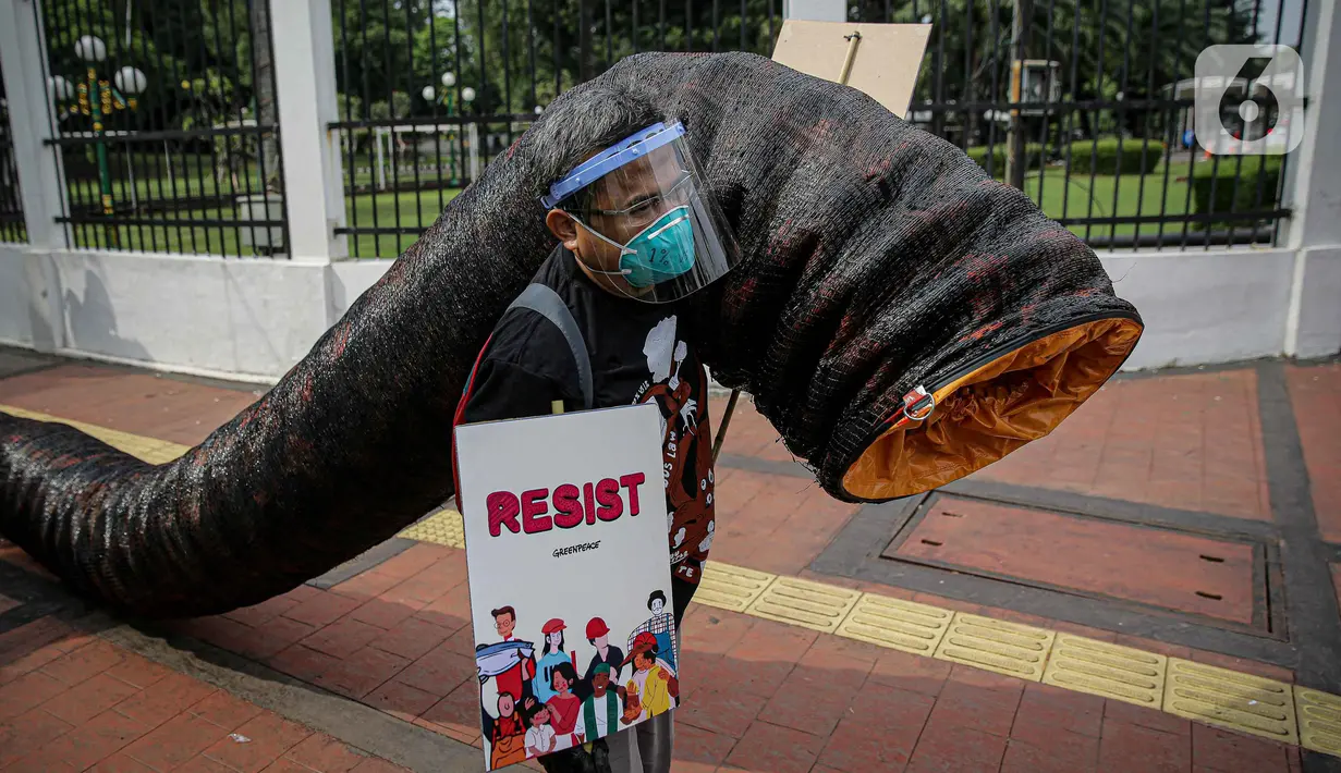 Aktivis Greenpeace saat menggelar aksi di depan Gedung DPR RI, Jakarta, Selasa (5/10/2021). Dalam aksinya, mereka membawa gurita raksasa sebagai simbol oligarki serta menyerukan kepada pemerintah agar serius mengatasi pandemi dan memberantas korupsi energi. (Liputan6.com/Faizal Fanani)