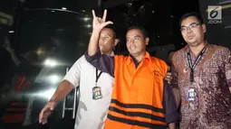 Tersangka Bupati Purbalingga, Tasdi kenakan rompi oranye sambil salam metal usai pemeriksaan di Gedung KPK, Jakarta, Selasa (5/6). KPK juga menetapkan Kabag ULP Pemkab Purbalingga, Hadi Iswanto dan tiga orang kontraktor. (Liputan6.com/Herman Zakharia)