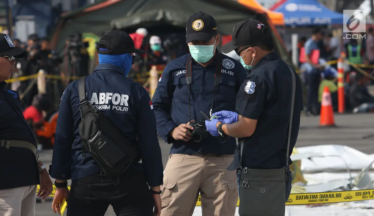 Tim Pusat Laboratorium Forensik (Puslabfor) Polri mengambil serpihan pesawat Lion Air JT 610 JICT II, Tanjung Priok, Jakarta Utara, Jumat (2/11). Barang-barang yang diambil dimasukkan ke dalam empat kantong berwarna coklat. (Liputan6.com/Angga Yuniar)