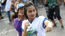 Ekspresi peserta saat mengikuti kegiatan body combat dalam acara sosialisasi bertajuk karnaval pekerja di area CFD Jalan Jenderal Sudirman, Jakarta Pusat, Minggu (14/5). (Liputan6.com/Immanuel Antonius)