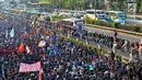 Ribuan mahasiswa berunjuk rasa di depan Gedung DPR/MPR, Jakarta, Senin (23/9/2019). Dalam aksinya mereka menolak pengesahan RUU KUHP dan revisi UU KPK. (Liputan6.com/JohanTallo)