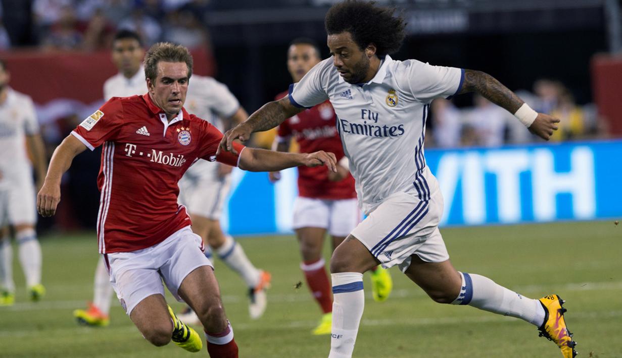 Pemain Real Madrid, Marcelo, berusaha melewati pemain Bayern Munchen, Philipp Lahm, pada laga lanjutan International Champions Cup 2016 di MetLife Stadium, New Jersey, AS, Kamis (4/8/2016) pagi WIB. (AFP/Don Emmert)