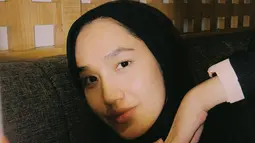 Hafna Alliya dikenal sebagai selebgram yang penampilannyaa tidak neko-neko. Ketika sosoknya curi perhatian saat menikah dengan Angga Putra, Hafna Alliya memang mengenakan hijab yang tak perlihatkan leher dan rambutnya. Kini berbeda, tak heran jika ia menjadi sorotan. Meski ada beragam komentar, Hafna Alliya tak terlalu memasukkan hati komentar netizen. (Liputan6.com/IG/@afnaalliya_)