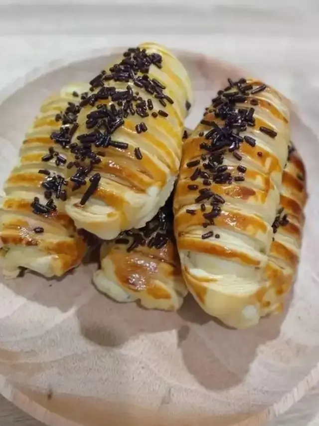 Sepiring bolen pisang lilit dengan meses