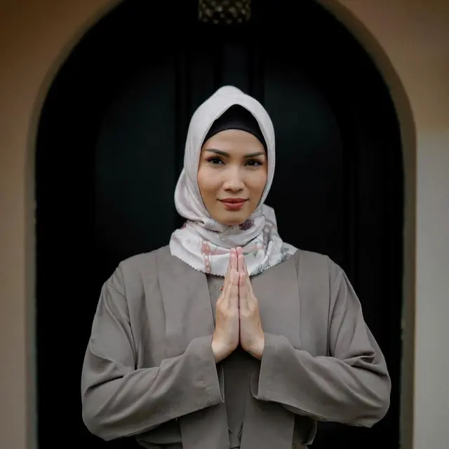 6 Potret Aulia Sarah Pakai Hijab, Masih Cocok Perankan Nada di Pesantren & Rock n' Roll