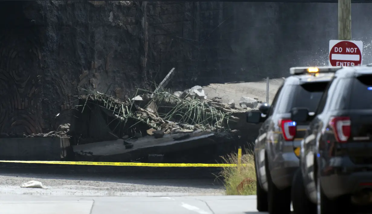 Video dari tempat kejadian menunjukkan sebuah lempengan beton besar jatuh dari I-95 ke jalan di bawahnya. (AP Photo/Joe Lamberti)