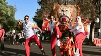 Erika Carlina ikut meramaikan pawai obor ASEAN Para Games 2022 pada Minggu, (24/7) di kota Solo, Jawa Tengah. Tak sendiri, pemain film Srimulat: Hil yang Mustahal ini joget bareng reog bareng Deswita Maharani dan Mario Lawalata. (Liputan6.com/IG/@eri.carl)