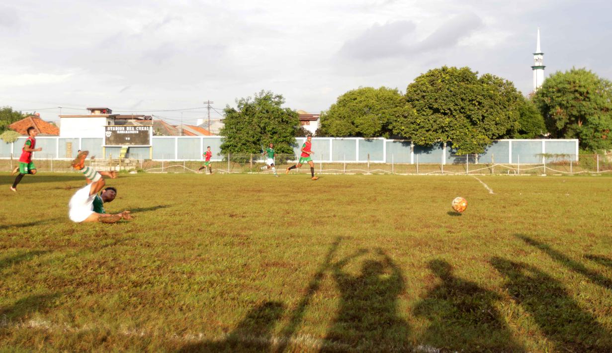 Pemain MSG (Muli Sport Grup), Yongki Aribowo terjatuh saat mengejar bola pada laga uji coba melawan Diklat Ragunan di Stadion Bea & Cukai Rawamangun, Jakarta, Rabu (2/3/2016). (Bola.com/Nicklas Hanoatubun)