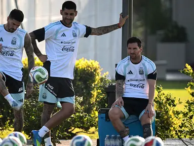 Pemain Timnas Argentina, Rodrigo De Paul, Marcos Senesi dan Lionel Messi (kiri ke kanan) saat menghadiri sesi latihan di Ezeiza, provinsi Buenos Aires, Argentina, pada 30 Maret 2026. Timnas Argentina akan menjamu Zambia pada laga persahabatan atau international friendly di La Bombonera, Buenos Aires. (Luis ROBAYO/AFP)